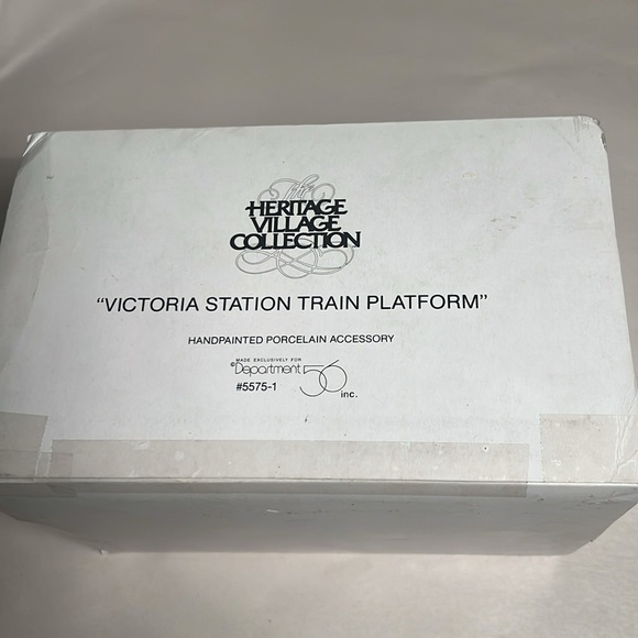 Department 56 / Heritage Village Collection /Victoria Station Train Platform - Picture 2 of 11